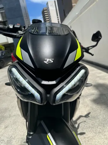 Triumph Street Triple 765 RS - Baixíssima quilometragem + jaqueta!