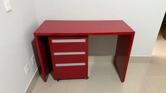 Escrivaninha em MDF vermelho com gaveteiro