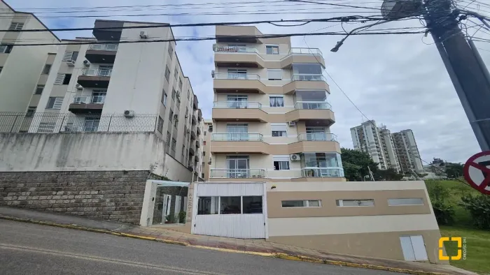 Apartamento de 2 quartos com amplo terraço à venda no Estreito