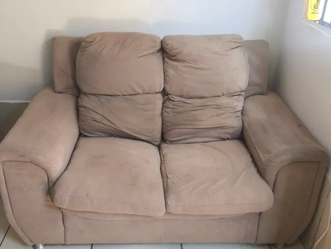 Sofá de 3 lugares e outro de 2 lugares, conservado, com marcas de uso , não faço entrega