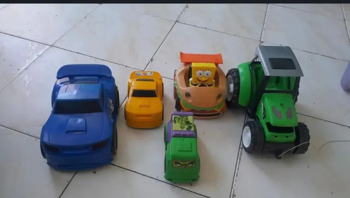 Cinco carrinhos para vender uma de motor Bob Esponja