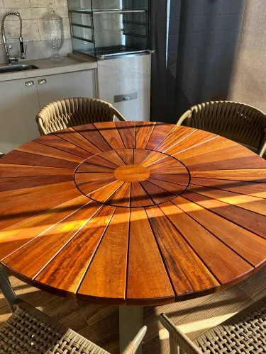Mesa com 6 cadeiras 
