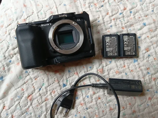 CAMERA SONY ZVE-10 / 2 BATERIAS/ CARREGADOR E SMALLRIG