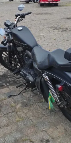 Harley Davidson 883 Custom com baixa Km super conservada