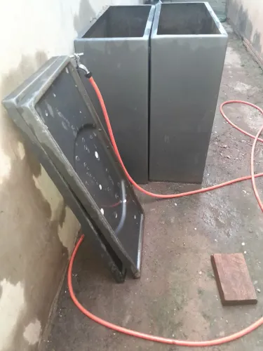 Vazo de planta 100 reais cada um medida 35 de largura 90 de altura material de fibra