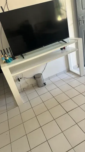 Aparador branco com vidro laqueado