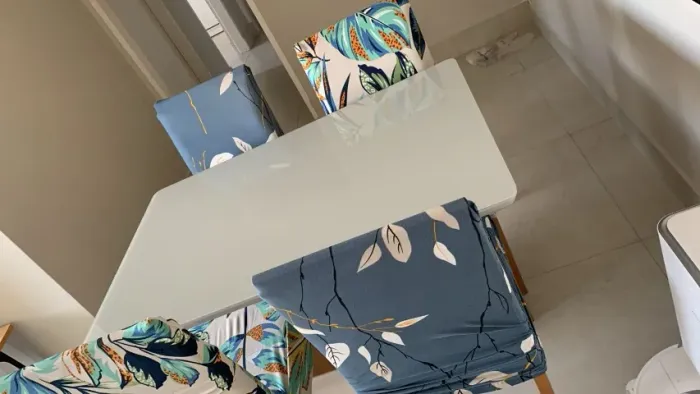 Mesa de Jantar com tampo de vidro e 4 cadeiras. Medidas 120x80.
