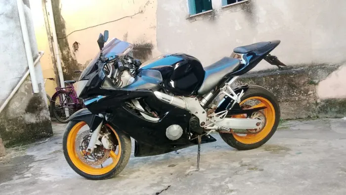Troco por Hornet