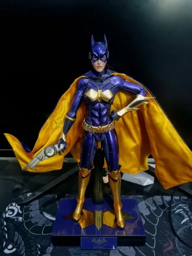 Batgirl versão Roxa e Dourada Hot Toys Raríssima