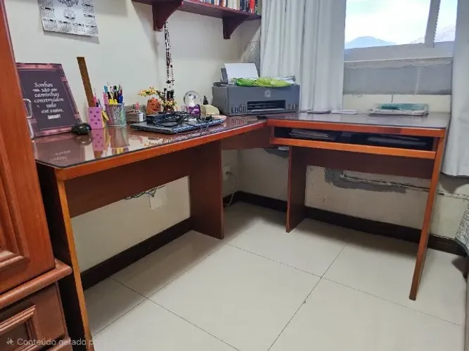 Mesa de escritório com tampo de vidro