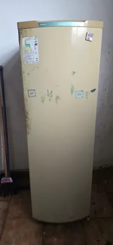 Vendo essa pequena geladeira funciona que é uma beleza 