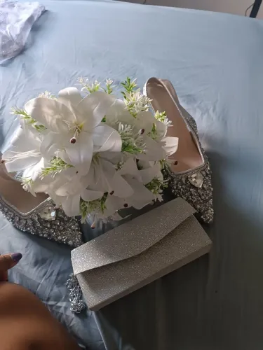 Bolsa, sapato e bouquet para casamento