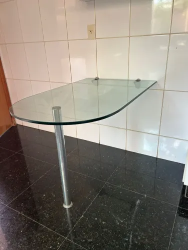 Mesa de vidro com base em alumínio