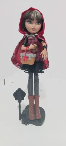 Boneca Cerise Hood da coleção Ever After High, filha da Chapeuzinho Vermelho.