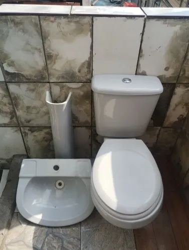 Bacia coprada com pia e Pilar