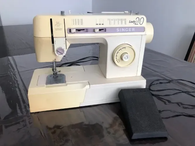 Máquina de Costura Singer Lady Star 20