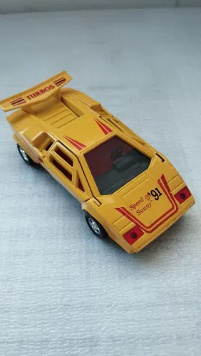 Lamborghini Countach 5000 amarela com fricção e capo/portas que abrem
