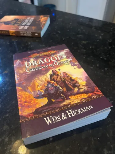 Livro Dragões do Crepúsculo do Outono - Margaret Weis e Tracy Hickman