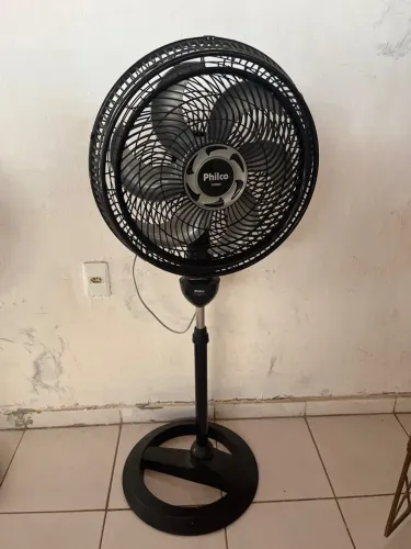 Ventilador de pé. 