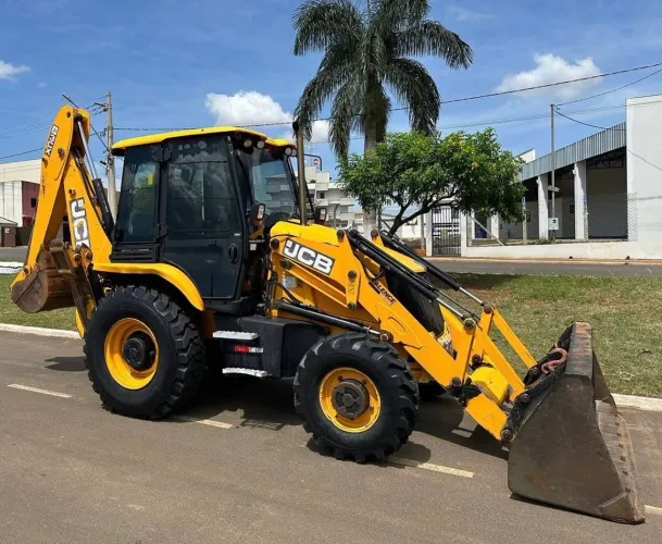 Retroescavadeira JCB 3CX - Entrada 15.000,00