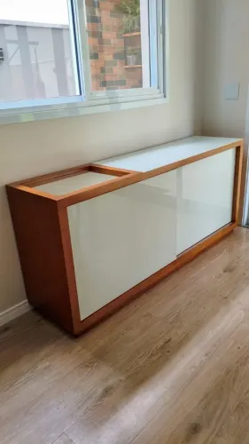 Buffet de madeira 1,80 m com vidro off-white e espelho