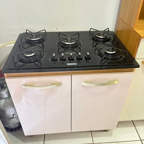 Armário com fogão cooktop