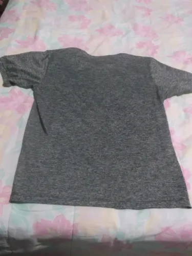 camiseta cinza