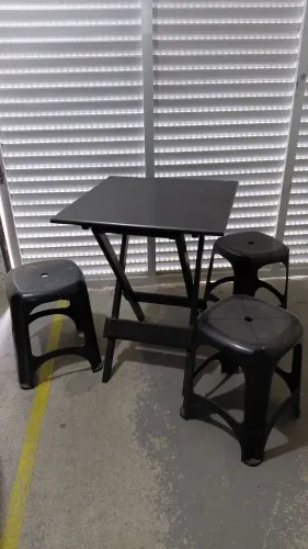 Mesa dobrável com 3 bancos