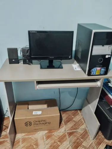 1 computador positivo funcionando perfeitamente vai com a mesa