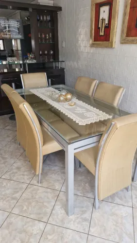 Vendo mesa de jantar com seis cadeiras e tampão de vidro.