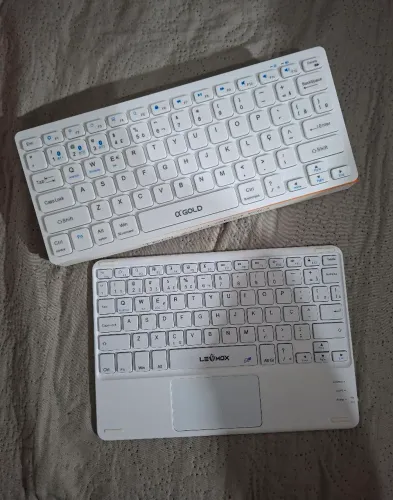 Dupla de Teclados Bluetooth (A'Gold + LeoMox)