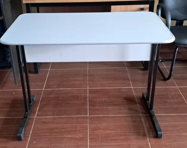 Mesa reta sem gaveta