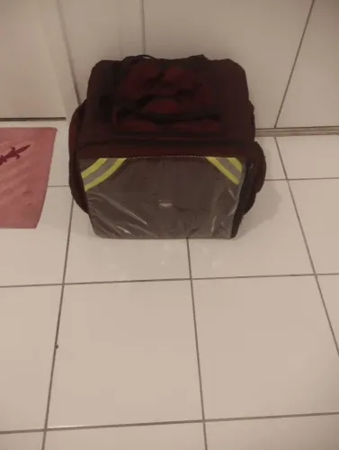Vendo BAG, 2 capacetes e uma capa de chuva R$200,00