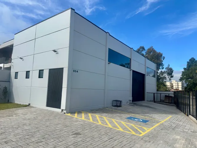 Pavilhão comercial para venda ou locação.
