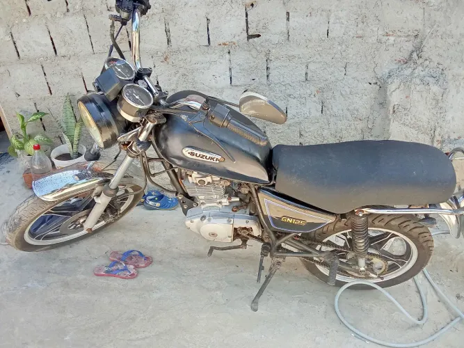 Vendo uma moto Suzuki intruder 125