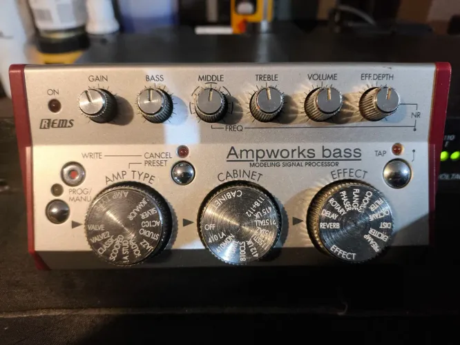 Pre amp para baixo Korg. 