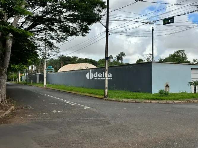 Terreno disponível para venda no bairro Mansões Aeroporto em Uberlândia-MG