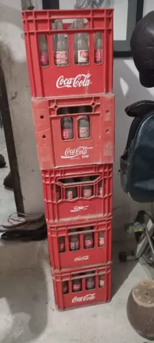Caixotes com 24 unidades de coca de vidro de 290ml com 4 caixas e meia.