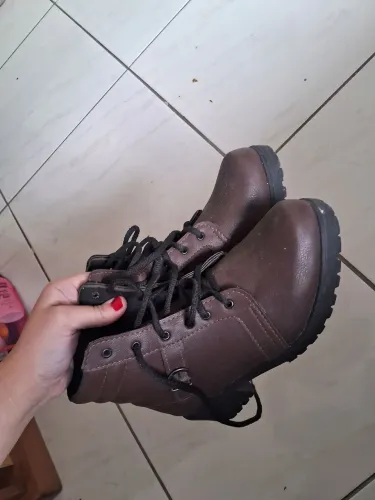 Bota marrom usada em bom estado