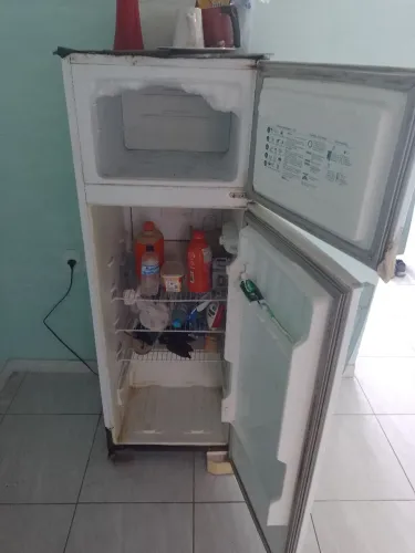 Vendo por motivo de viagem para hoje barato geladeira e fogão!
