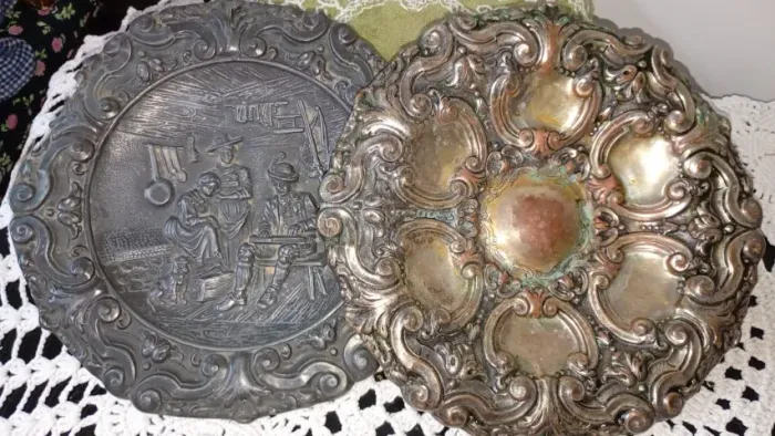 Pratos de metal 26cm de diâmetro  com cena rural lindos e muito antigos para colecionador
