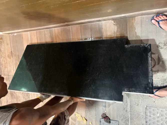 Vendo uma pedra de mármore preta 
