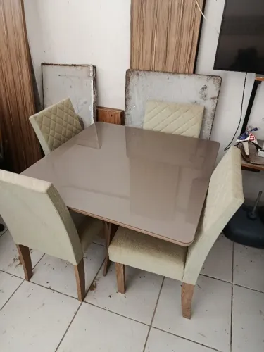 Me mesa laqueada de quatro cadeiras