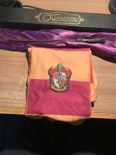 Varinha do Harry Potter De Resina (Olivanders) + Cachecol Grifnoria