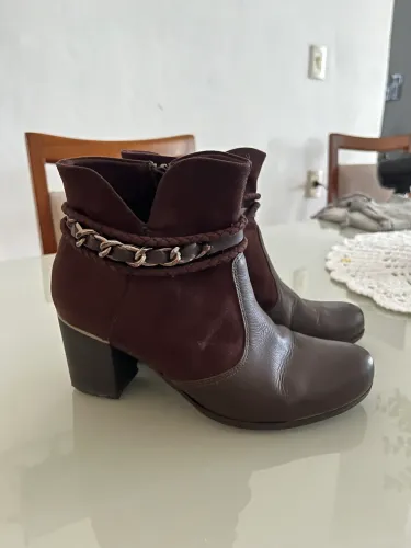 Bota novinha tamanho 37