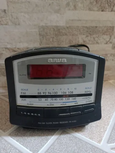 Rádio relógio,despertador AIWA funcionando