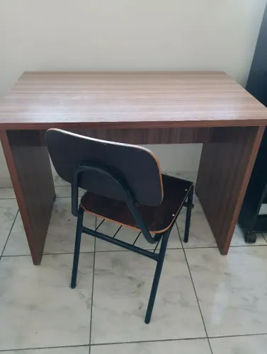 Mesa escrivaninha com cadeira reforcada