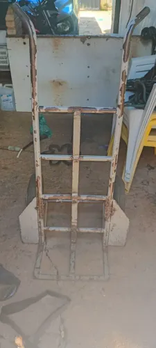 Carrinho de carga como tá na foto precisa remendar os pneus 