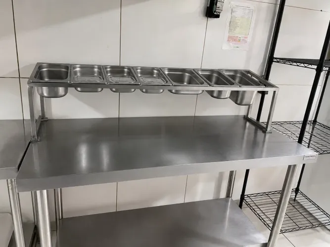 Mesa inox com mise en place