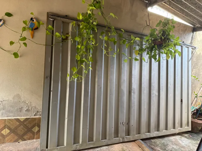 Vendo portão 3.5 de comprimento por 2.20 de largura , portão de correr chapa 18